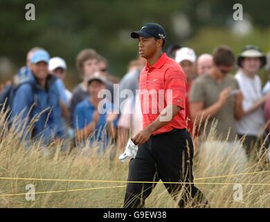 Golf - The 135th Open Championship 2006 - Day Four - Royal Liverpool - Hoylake. USA's Tiger Woods makes his way to the 16th tee Stock Photo