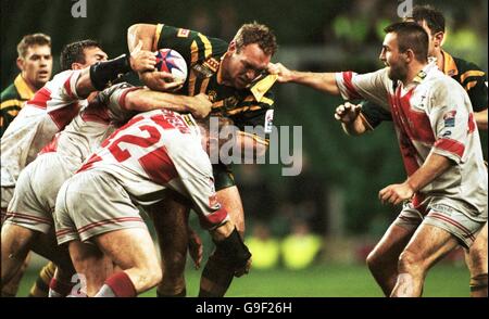 Rugby League - 2000 World Cup - Group One - England v Australia. England's Mike Forshaw (12) and Scott Naylor stop Australia's Gorden Tallis Stock Photo