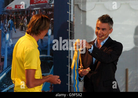 Former Great Britain triple jumper Jonathan Edwards with Swedish triple jumper Christian Olsson during the opening ceremony for the European Athletics Championships 2006 Stock Photo