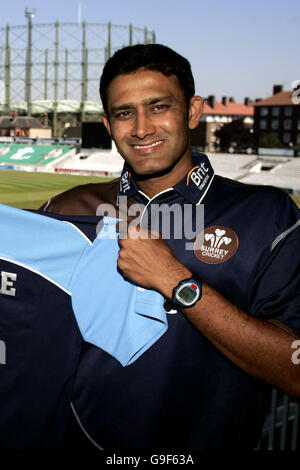 Cricket - Surrey Press Conference - Anil Kumble Signing - The Brit Oval. Anil Kumble signs for Surrey Stock Photo