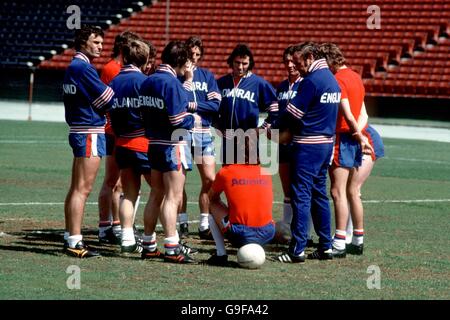 England's Kevin Keegan (seated) offers his opinions to the rest of the squad and manager Don Revie (r) Stock Photo