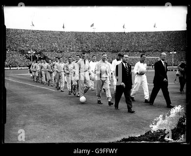 The two teams walk out at Wembley before the match, Luton Town led by their chairman Thomas Hodgson (third r) and Nottingham Forest by manager Billy Walker (r) Stock Photo