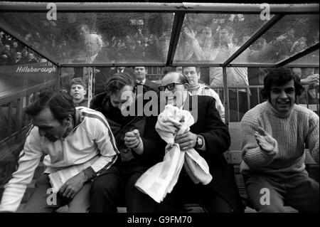 Leeds United's trainer Les Cocker (l), manager Don Revie (second l) and Mick Bates (r) celebrate their 3-0 victory at the final whistle Stock Photo