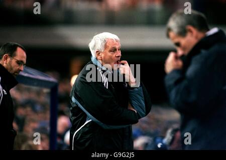 Soccer - FA Carling Premiership - Leicester City v Newcastle United. Newcastle United Manager Bobby Robson (l) and Leicester City Manager Peter Taylor (r) deep in thought as their teams draw at Filbert Street Stock Photo