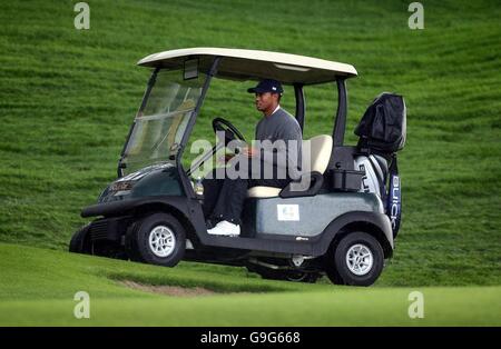 Tiger woods sits out a rain storm in his golf buggy on the 18th hole during the USA Ryder Cup team members practice session at the K-Club, Co Kildare. Stock Photo