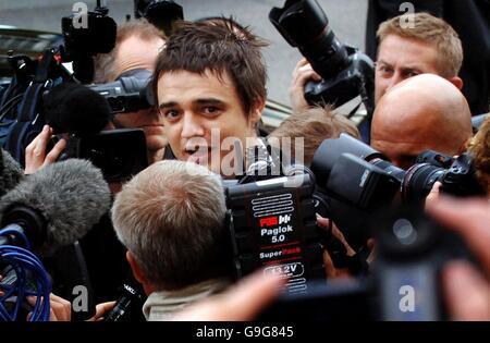 Babyshambles singer Pete Doherty arrives at Thames Magistrates Cout in east London. PRESS ASSOCIATION Photo. Picture date: Monday September 4 2006. Doherty pleaded guilty to five counts of possessing heroin, cocaine, of which some was crack cocaine, and cannabis during a hearing at Thames Magistrates Court last month. Photo credit should read: Fiona Hanson/PA Stock Photo