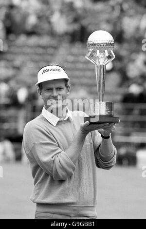 Sandy Lyle celebrates with the trophy after his victory in the Dunhill British Masters Stock Photo