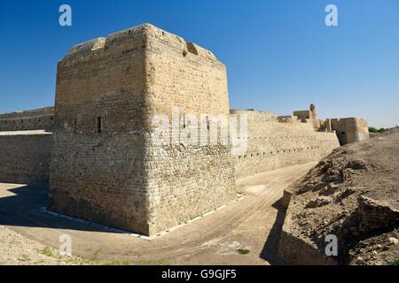 Bahrain Fort dates from 2300 BC Copper and Bronze Ages. Once capital of Dilmun civilization. View south along the west wall Stock Photo