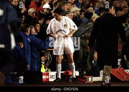 Soccer - FA Carling Premiership - Leeds United v Aston Villa. Leeds United's Robbie Keane gets some last minute instructions from manager David O'Leary as he makes his debut against Aston Villa Stock Photo