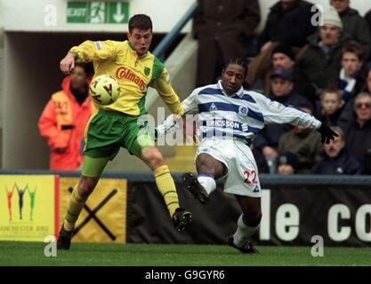 Queens Park Rangers' Jermaine Darlington (r) stretches to beat Norwich City's Chris Llewellyn (l) to the ball Stock Photo