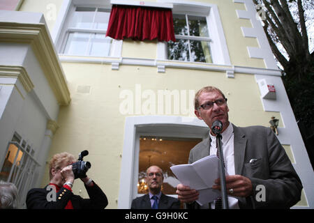 Poet Laureate Andrew Motion, right, speaks during an unveiling ceremony for a blue plaque commemorating the poet, writer and broadcaster Sir John Betjeman, as Professor David Cannadine, centre, the Chair of the English Heritage Blue Plaque Panel, looks on at 31 Highgate West Hill, in north London. Betjeman lived at 31 Highgate Hill from 1908 to 1917 and affectionately referenced the home in his blank verse autobiography, 'Summoned by Bells.' Stock Photo