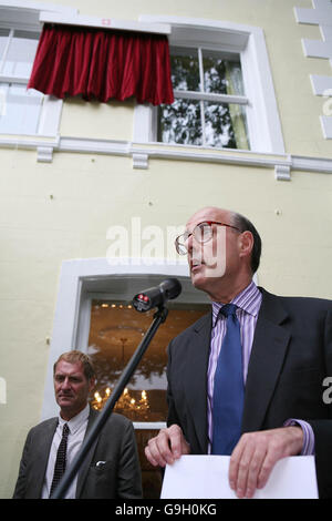 Professor David Cannadine, right, the Chair of the English Heritage Blue Plaque Panel, speaks during an unveiling ceremony for a blue plaque commemorating the poet, writer and broadcaster Sir John Betjeman, as Poet Laureate Andrew Motion, left, looks on at 31 Highgate West Hill, in north London. Betjeman lived at 31 Highgate Hill from 1908 to 1917 and affectionately referenced the home in his blank verse autobiography, 'Summoned by Bells.' Stock Photo