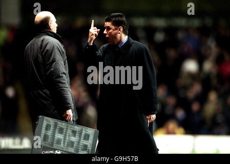 Soccer - FA Carling Premiership - Aston Villa v Leeds United. Aston Villa Manager John Gregory vents his frustration at the fourth official as his side lose to Leeds United Stock Photo