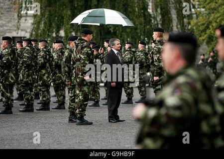 Defence Minister reviews troops bound for Kosovo Stock Photo