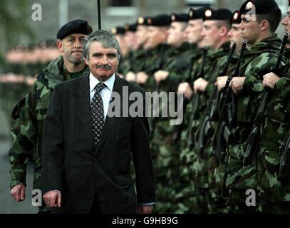 Defence Minister reviews troops bound for Kosovo Stock Photo