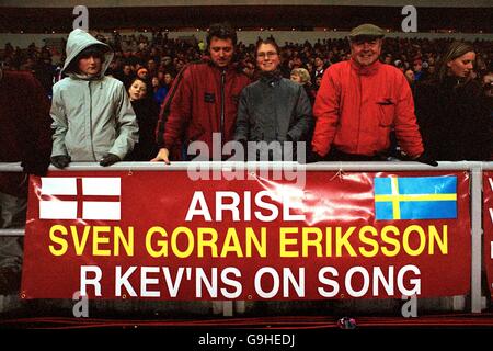 Soccer - FA Carling Premiership - Sunderland v Bradford City. Sunderland fans with a banner advising new England manager Sven Goran Eriksson to pick Kevin Phillips for the national team Stock Photo