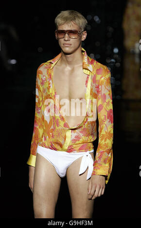 A model wears a design from Julien MacDonald during the Spring/Summer 2007 London Fashion Week collections, at the Hilton Hotel, Park Lane, central London. Stock Photo