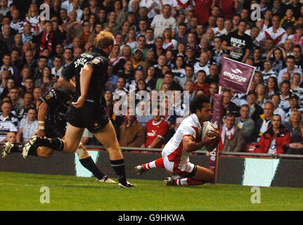 Rugby League - engage Super League Grand Final - Hull v St Helens - Old Trafford. St Helens' Francis Meli scores a try against Hull during the engae Super League Grand Final at Old Trafford, Manchester. Stock Photo