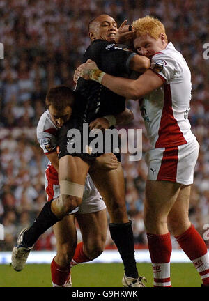 Rugby League - engage Super League Grand Final - Hull v St Helens - Old Trafford. Hull's Motu Tony is forced back against St Helens during the engae Super League Grand Final at Old Trafford, Manchester. Stock Photo