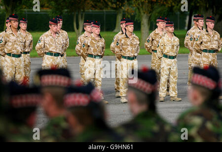 Soldiers from the Argyll and Sutherland Highlanders, 5th Battalion The Royal Regiment of Scotland, return to base at Howe Barracks in Canterbury, Kent, after a two and a half month tour of duty with the International Security and Assistance Force (ISAF) in Kabul, Afghanistan. Stock Photo