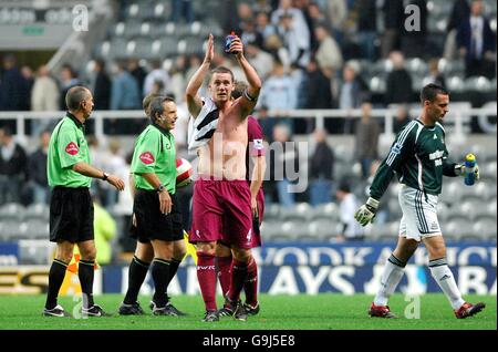 Soccer - FA Barclays Premiership - Newcastle United v Bolton Wanderers - St James Park. Bolton Wanderers Kevin Nolan celebrates at the final whistle as Newcastle United's goal keeper Steve Harper walks off dejected Stock Photo