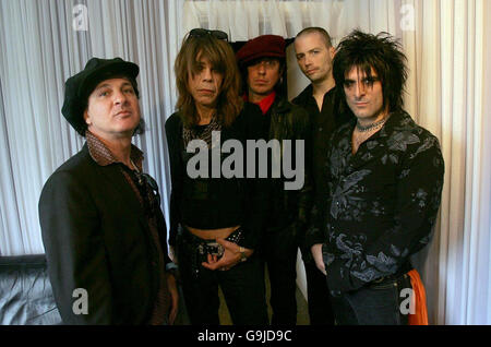 The New York Dolls (left-right: Sylvain Sylvain, David Johansen, Sami Yaffa, Brian Delaney & Steve Conte) in the dressing room at KoKo in Camden, north London. Stock Photo