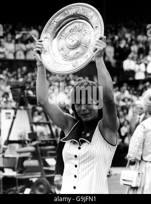 Tennis - Wimbledon Championships - Ladies' Singles - Final - Martina Navratilova v Chris Evert. Ladies' Singles Champion Martina Navratilova shows off the championship plate Stock Photo