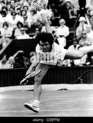 Tennis - Wimbledon Championships - Ladies' Singles - Semi Final - Billie Jean King v Chris Lloyd. Billie Jean King stretches for the ball Stock Photo