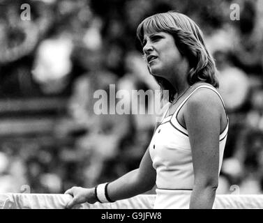 Tennis - Wimbledon Championships - Ladies' Singles - Semi Final - Chris Evert v Billie Jean King. Chris Evert questions the umpire's decision Stock Photo