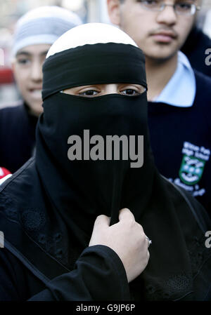 Asma Patel, a veiled muslim woman talks to the media outside Little Harwood Community Centre Blackburn after Jack Straw arrived for his first constituency surgery since his comments appeared in the Lancashire Telegraph. PRESS ASSOCIATION PHOTOS. Picture date: Friday 13 October 2006. Mr Straw said no one had challenged his right to say that he preferred women to remove their veils when they visited his constituency surgery. Photo credit should read: Peter Byrne/PA Stock Photo