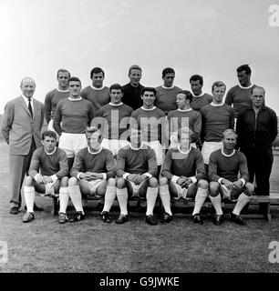 Manchester United team group: (back row, l-r) Maurice Setters, Jimmy Nicholson, David Gaskell, Shay Brennan, Mark Pearson, Noel Cantwell (middle row, l-r) manager Matt Busby, Bill Foulkes, Sammy McMillan, Tony Dunne, Nobby Stiles, Nobby Lawton, trainer Jack Crompton (front row, l-r) Johnny Giles, Albert Quixall, David Herd, Denis Law, Bobby Charlton Stock Photo