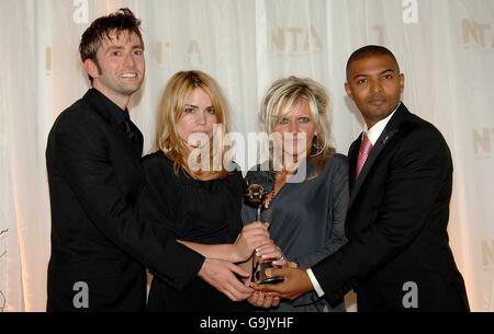 (R-L) Noel Clarke, Camille Coduri, Billie Piper and David Tennant with the award for Most Popular Drama for Doctor Who at the National Television Awards 2006 at the Royal Albert Hall in west London. PRESS ASSOCIATION Photo. Picture date: Tuesday 31 October 2006. Stock Photo