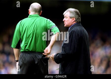 Middlesbrough Head Coach Terry Venables (r) has a quiet word with the assistant referee