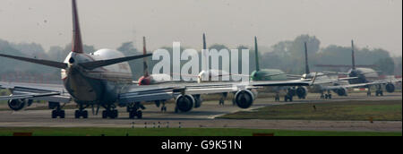 Heathrow airport. Aircraft queue to take off on Heathrow's southern runway. Stock Photo