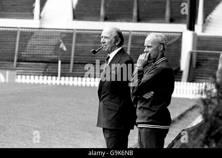 (L-R) Manchester United manager Sir Matt Busby and trainer Jack Crompton watch training Stock Photo