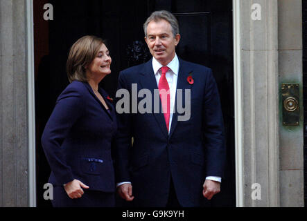 Britain's Prime Minister Tony Blair and wife Cherie prepare to greet Queen Rania of Jordan and King Abdullah II Bin Al Hussein of Jordan outside 10 Downing Street, central London. Stock Photo