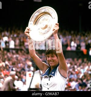 Tennis - Wimbledon Championships - Ladies' Singles - Final - Martina Navratilova v Chris Evert Stock Photo