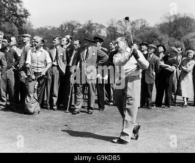 Golf. Henry Cotton tees off Stock Photo