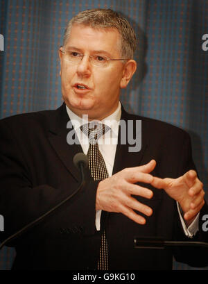 Scottish Health minister Andy Kerr addresses a Health and Violence Seminar organised by the Violence Reduction Unit at the National Museum of Scotland in Edinburgh. Stock Photo