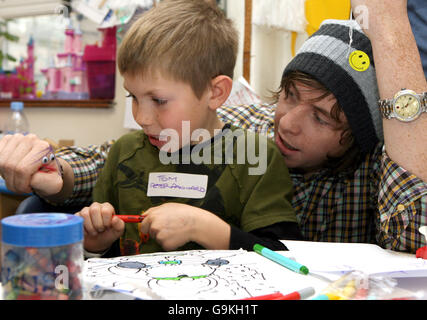 Danny Jones of pop band McFly speaks to Tom Ursell, age 8, from Epson, with a hand puppet at Great Ormond Street Children's Hospital, central London. Stock Photo