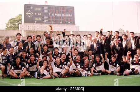 Rugby Union - Suntory v Wales-Prince Chichibu Memorial Stadium-Tokyo. A jubilant Suntory team celebrate their 45-41 victory over Wales Stock Photo