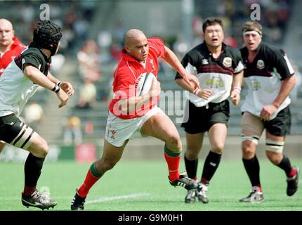 Rugby Union - Suntory v Wales-Prince Chichibu Memorial Stadium-Tokyo. Gavin Thomas of Wales bursts through Suntory players Stock Photo