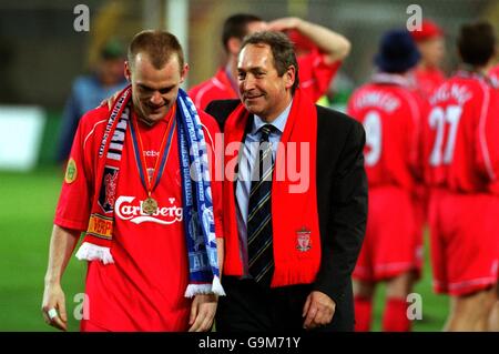 Liverpool Manager, Gerard Houllier (r) and Danny Murphy (l) are all smiles following the clubs UEFA Cup victory Stock Photo