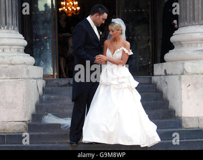 Actress Lucy Davis after she married Welsh actor Owain Yeoman at St Paul's Cathedral in London. Stock Photo