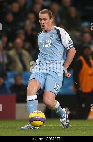 Soccer - FA Barclays Premiership - Manchester City v Tottenham Hotspur - The City of Manchester Stadium. Richard Dunne, Manchester City Stock Photo