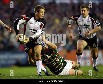 Rugby Union - Guinness Premiership - Leicester Tigers v Newcastle Falcons - Welford Road. Newcastle's Jonny Wilkinson is tackled by Leicester's Jordan Crane during the Guinness Premiership match at Welford Road, Leicester. Stock Photo