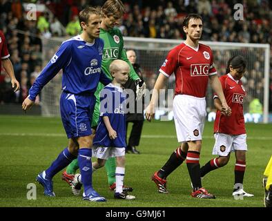 Soccer - FA Barclays Premiership - Manchester United v Everton - Old Trafford. Brothers Phil Neville, Everton captain (l) and Gary Neville, Manchester United captain lead out their teams Stock Photo