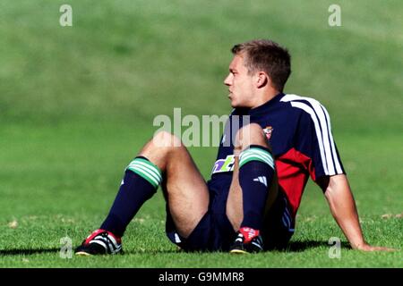 British Lions Tour 2001, Training Perth. British Lions Jonny Wilkinson sits out training at the Associates Rugby Club as he recovers from a groin strain Stock Photo