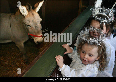 Children sing carols by Mansion House animal crib Stock Photo