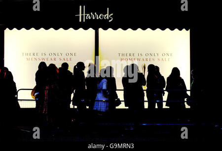 Eva Longoria opens Harrods sale - London. Shoppers queue outside Harrods, London where Eva Longoria opened the winter sale. Stock Photo